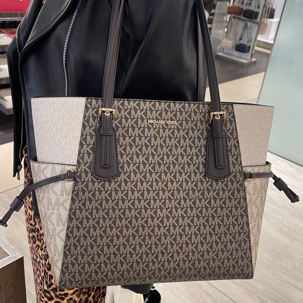 MICHAEL KORS Voyager Lg Color-Block Metallic Signature Logo EW Tote 
Brown 
NWT - Picture 15 of 16